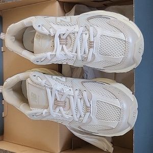 COPY - NWT New Balance 530 sand women size 6.5US